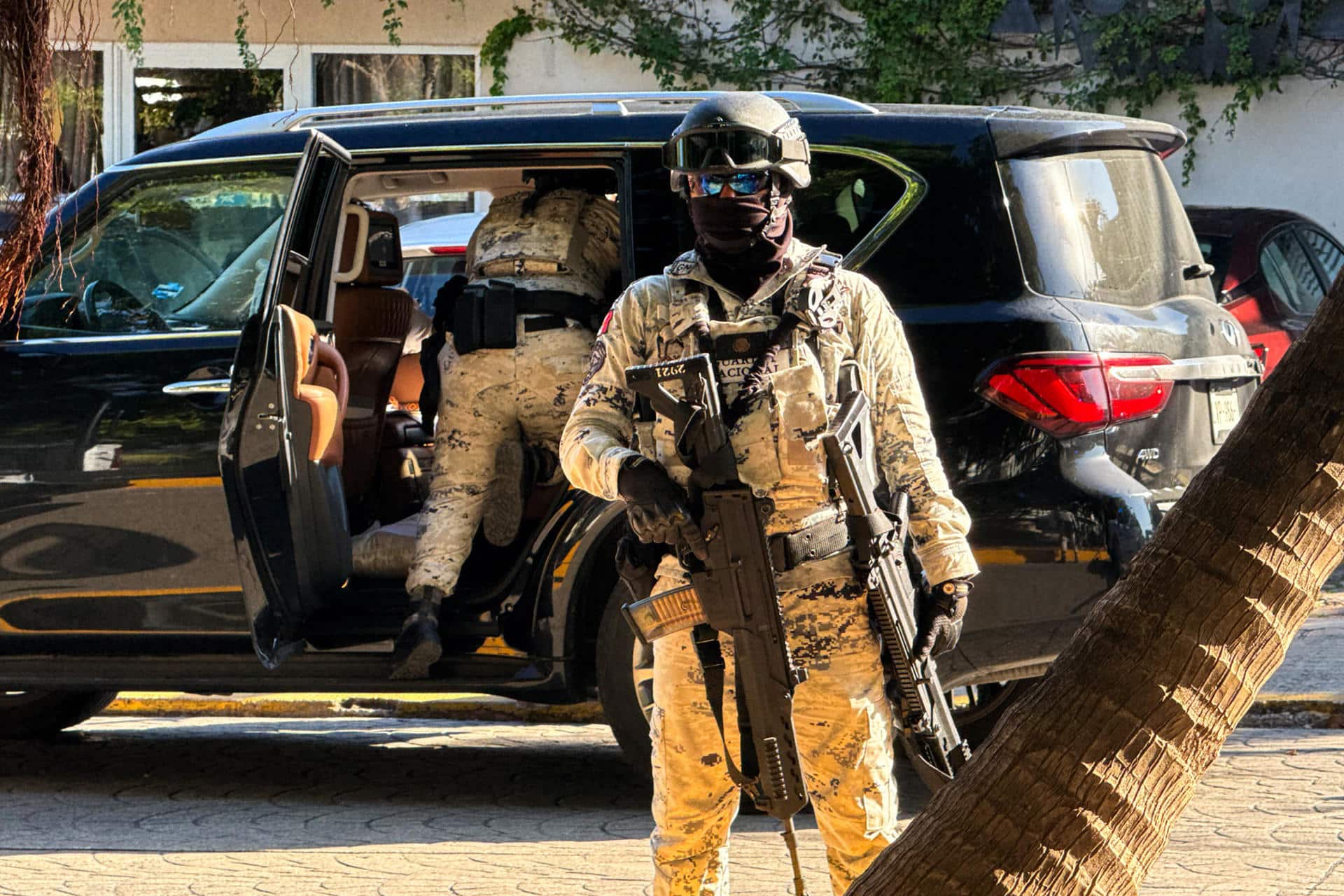 Personal de la Guardia Nacional (GN) realiza un operativo para la detención del empresario turístico Eduardo Albor Villanueva este jueves, en Cancún estado de Quintana Roo (México). EFE/Alosno Cupul