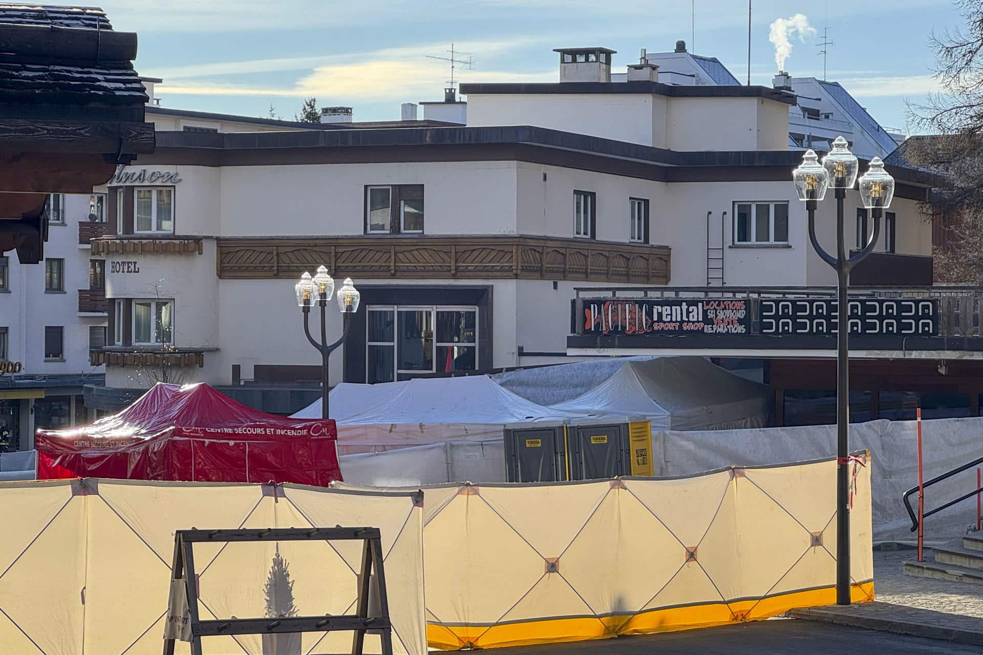 FOTO ARCHIVO. Vista de la calle de la estación suiza de esquí de Crans Montana, en el cantón de Valais, donde se registró en la noche de ayer, Nochevieja de 2025, una explosión y el incendio posterior en un bar que ha provocado varios muertos y heridos, según informes policiales citados por la prensa del país. EFE/Isabel Saco