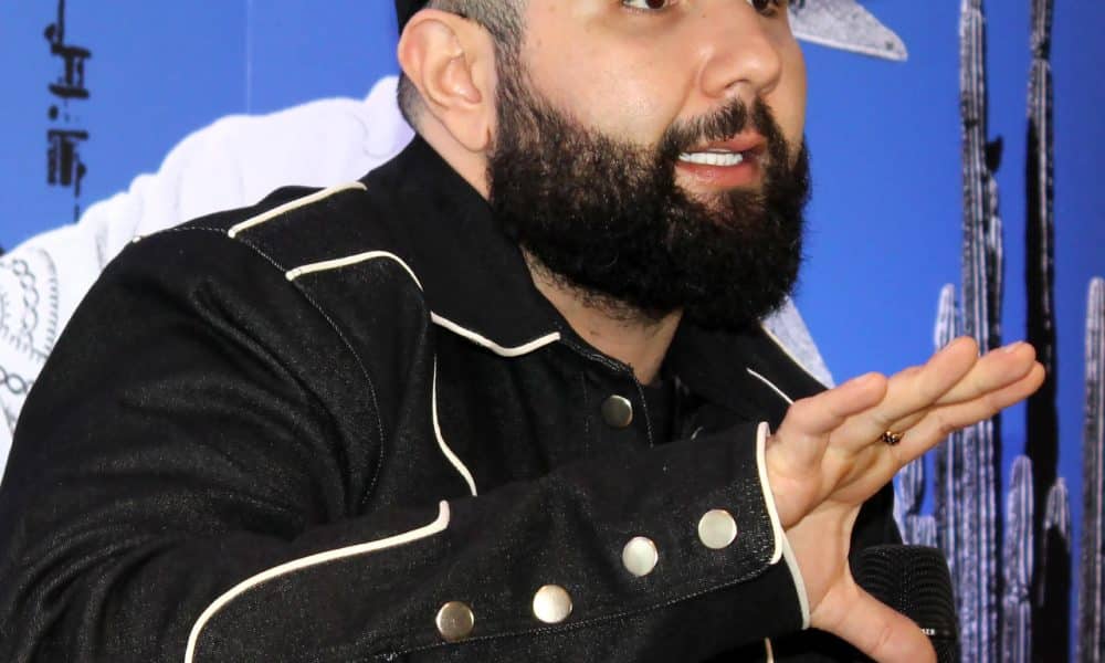 El cantautor mexicano Carín León habla durante una entrevista con EFE este martes, en Miami Florida (EE.UU.). León, ícono del género regional de México, confió en que su gira por Estados Unidos, 'De Sonora para el mundo', sea una "voz de aliento" para la comunidad mexicana ante lo "feo que está pasando" en migración, como la separación de familias. EFE/ Pedro Pablo Cortés