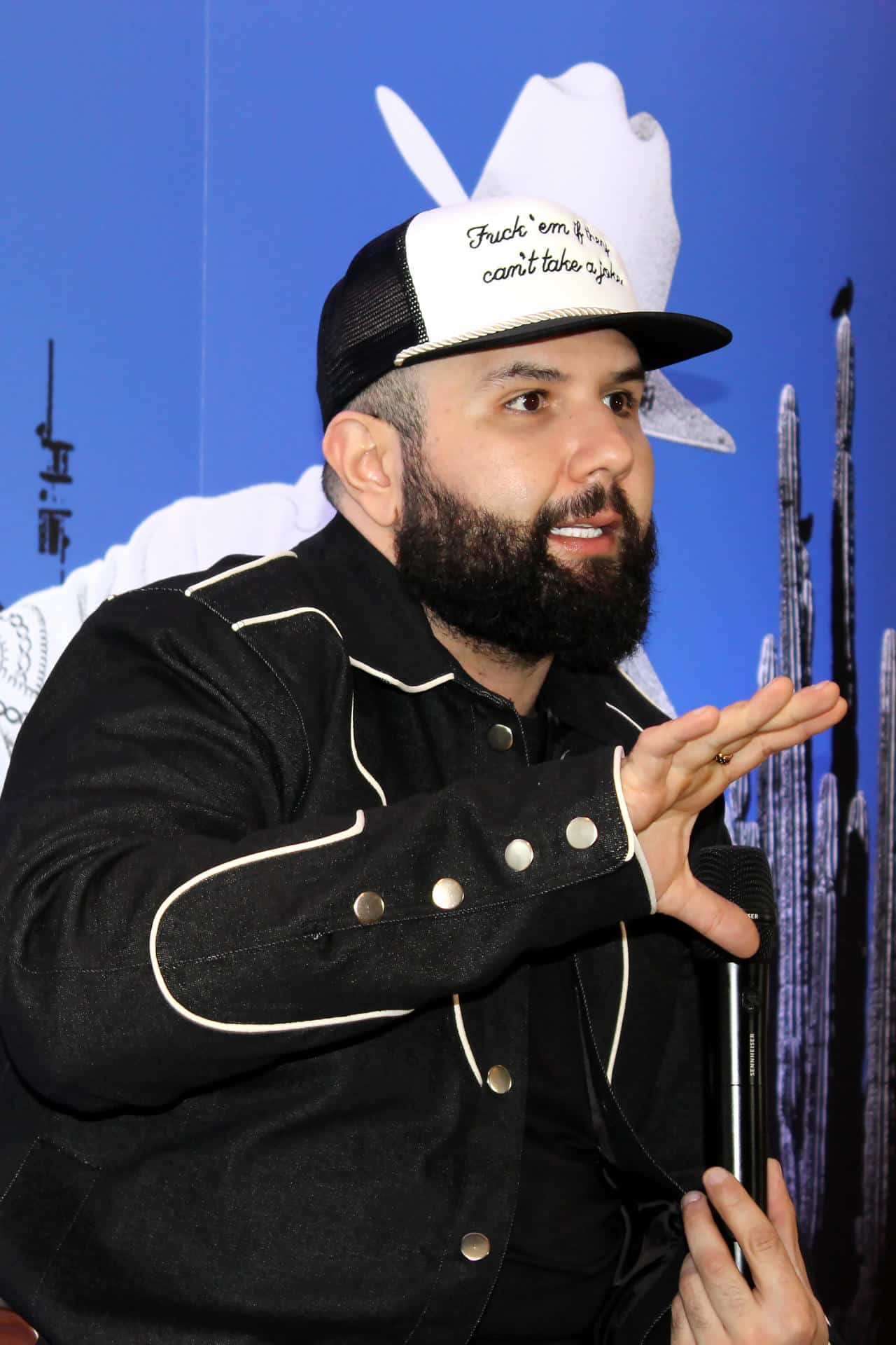 El cantautor mexicano Carín León habla durante una entrevista con EFE este martes, en Miami Florida (EE.UU.). León, ícono del género regional de México, confió en que su gira por Estados Unidos, 'De Sonora para el mundo', sea una "voz de aliento" para la comunidad mexicana ante lo "feo que está pasando" en migración, como la separación de familias. EFE/ Pedro Pablo Cortés