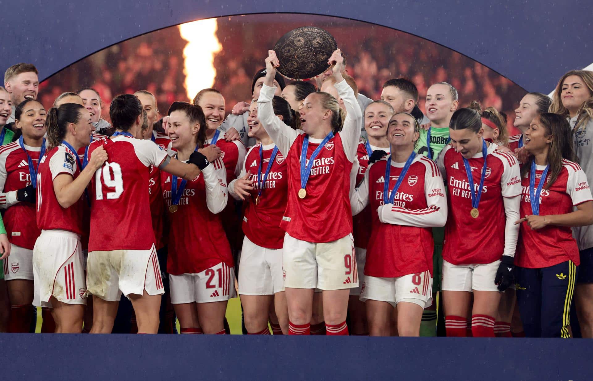 El Arsenal celebra el primer título de la Copa Campeones femenina en Londres, Reino Unido. EFE/EPA/DAVID CLIFF