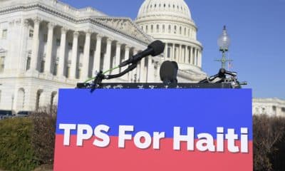 Fotografía del 22 de enero de 2026 que muestra un letrero que pide el Estatus de Protección Temporal (TPS) para Haití durante una rueda de prensa en el triángulo del Congreso en Washington (Estados Unidos). EFE/Lenin Nolly