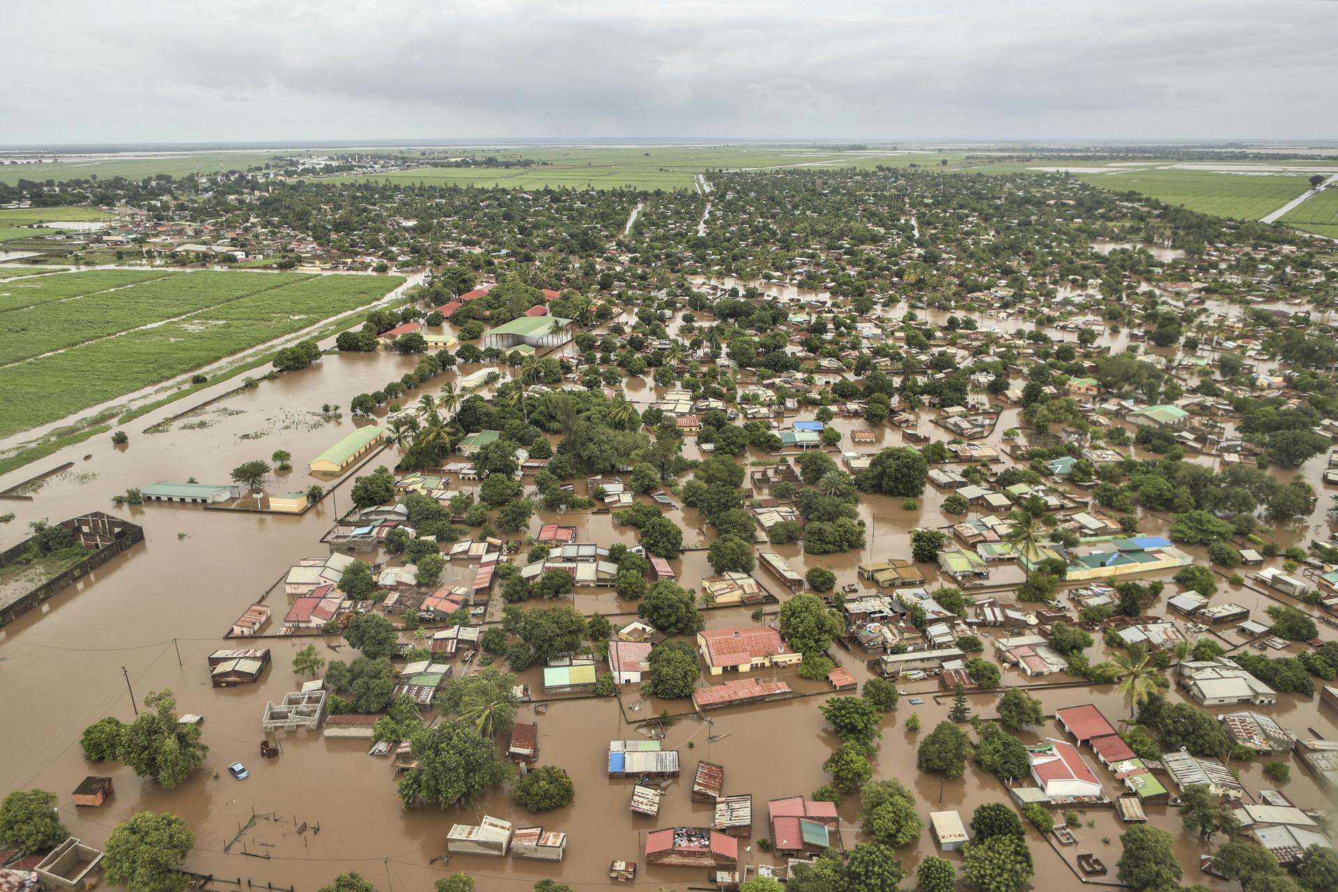 Vista aérea de las inundaciones en Mozambique, en una imagen de enero pasado. EFE/EPA/LUISA NHANTUMBO