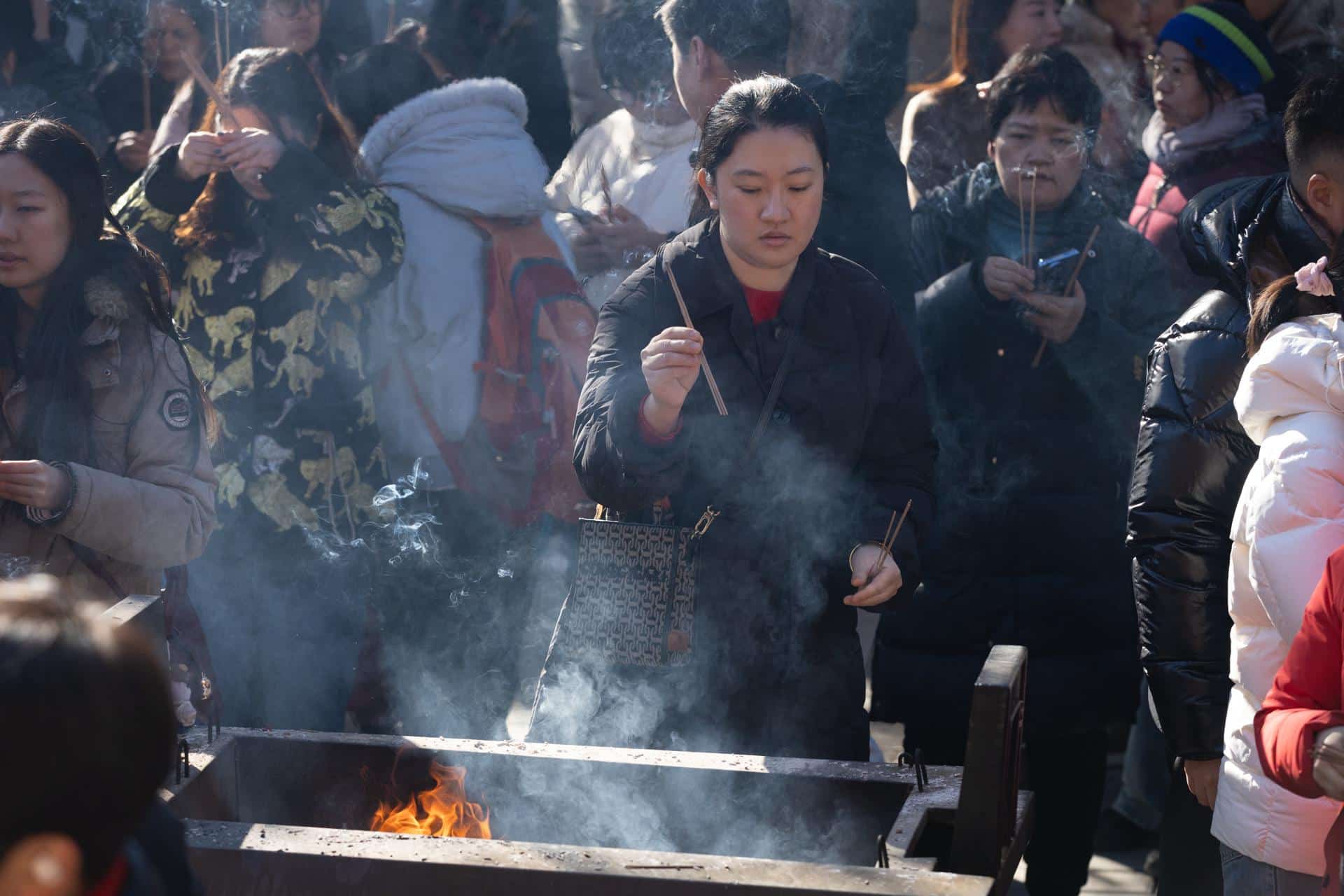 PEKÍN (China), 17/02/2026.- Personas encienden incienso en el Templo del Lama de Pekín, como parte de las celebraciones del Año Nuevo lunar, representado esta vez por el Caballo de Fuego. EFE/EPA/JESSICA LEE