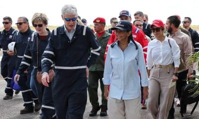 Fotografía difundida por el Palacio de Miraflores de la presidenta encargada, Delcy Rodríguez (d), junto al secretario de Energía de EE.UU., Chris Wright, este jueves, en una de las plantas que opera Chevron en el Orinoco (Venezuela). EFE/ Palacio de Miraflores