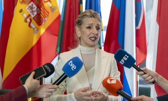 a vicepresidenta segunda y ministra de Trabajo de España, Yolanda Díaz, habla con periodistas en la sede de Naciones Unidas este jueves, en Nueva York (Estados Unidos). EFE/ Angel Colmenares