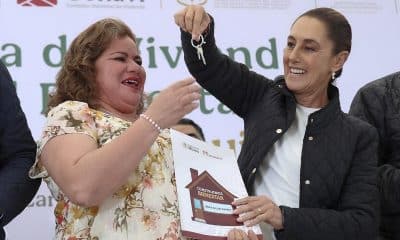 Fotografía cedida por la Presidencia de México de su mandataria, Claudia Sheinbaum (d), sosteniendo unas llaves durante un acto protocolario en Monclova, en el estado norteño de Coahuila (México). EFE/ Presidencia de México//SOLO USO EDITORIAL/NO VENTAS/SOLO DISPONIBLE PARA ILUSTRAR LA NOTICIA QUE ACOMPAÑA (CRÉDITO OBLIGATORIO)