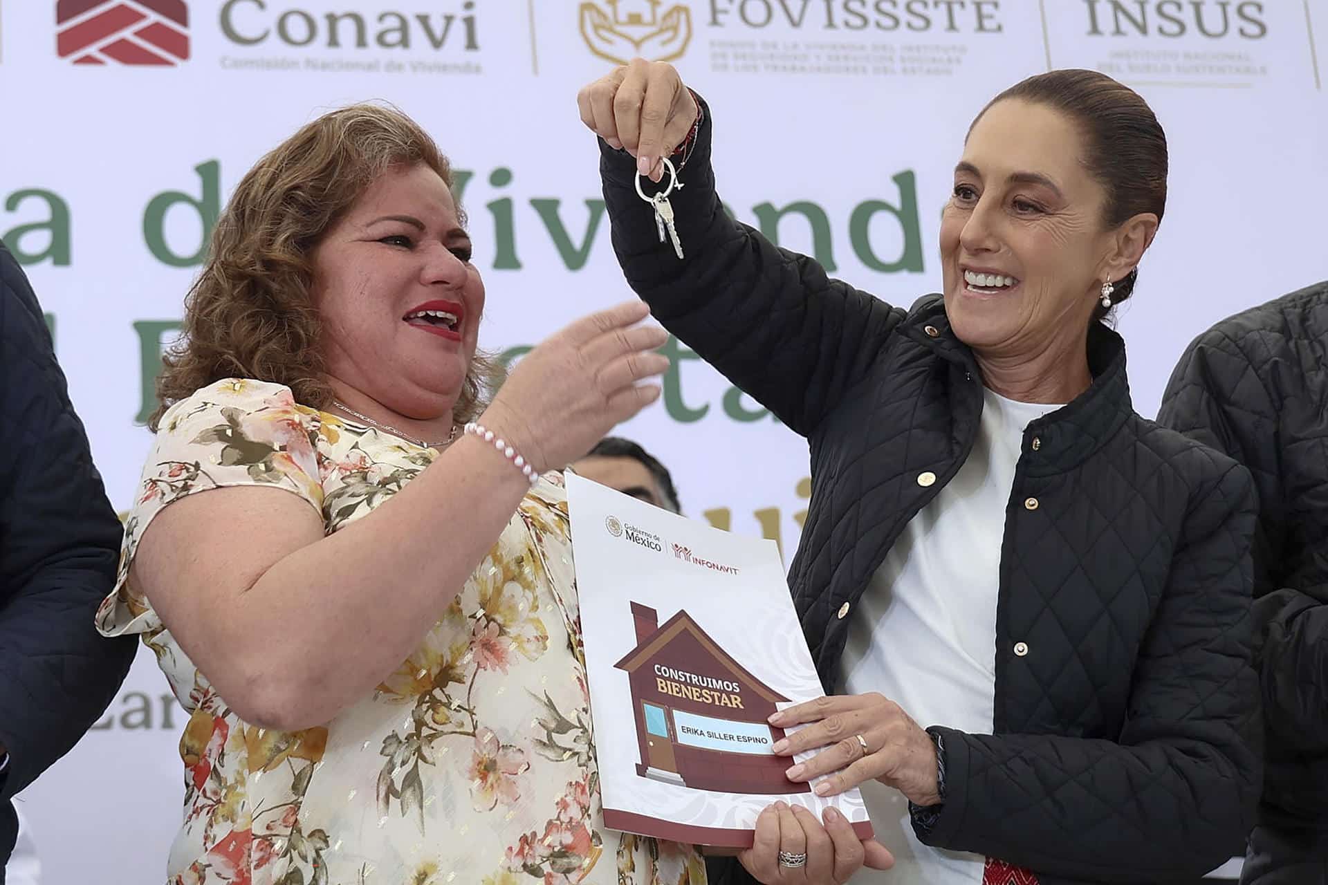 Fotografía cedida por la Presidencia de México de su mandataria, Claudia Sheinbaum (d), sosteniendo unas llaves durante un acto protocolario en Monclova, en el estado norteño de Coahuila (México). EFE/ Presidencia de México//SOLO USO EDITORIAL/NO VENTAS/SOLO DISPONIBLE PARA ILUSTRAR LA NOTICIA QUE ACOMPAÑA (CRÉDITO OBLIGATORIO)