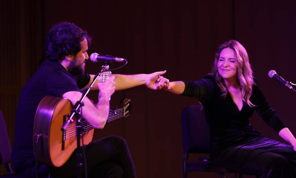 La cantaora Rocío Márquez y el guitarrista Pedro Rojas-Ogáyar se presentan durante el 25.º Festival de Flamenco este miércoles, en Nueva York (Estados Unidos). A través de "quejíos" y el resonar de una guitarra española, la cantaora Rocío Márquez y el guitarrista Pedro Rojas-Ogáyar presentaron en Nueva York 'Himno Vertical', un réquiem contemporáneo sobre el duelo. EFE/ Sarah Yáñez-richards