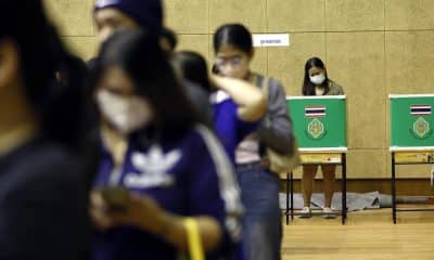 Fotografía de archivo, tomada el 01/02/2026, que muestra a votantes en un centro electoral de Bangkok, Tailandia. EFE/EPA/RUNGROJ YONGRIT