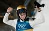 La noruega Anna Odine Ström, durante la prueba de saltos de esquí nórdico desde el trampolín largo de los Juegos de Milán-Cortina d'Ampezzo. EFE/EPA/HANNIBAL HANSCHKE
