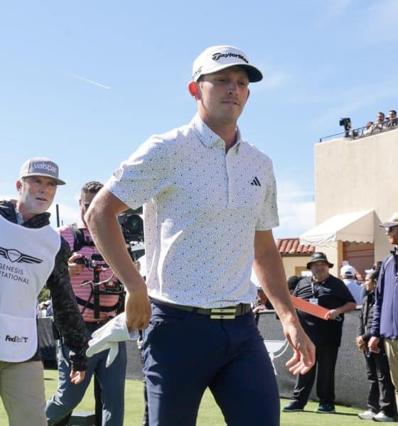 El estadounidense Jacob Bridgeman camina hacia su bola en el fairway del hoyo uno durante la tercera ronda del Invitational Genesis 2026 en el Riviera Country Club en Los Ángeles, California (EE.UU.). EFE/CHRIS TORRES