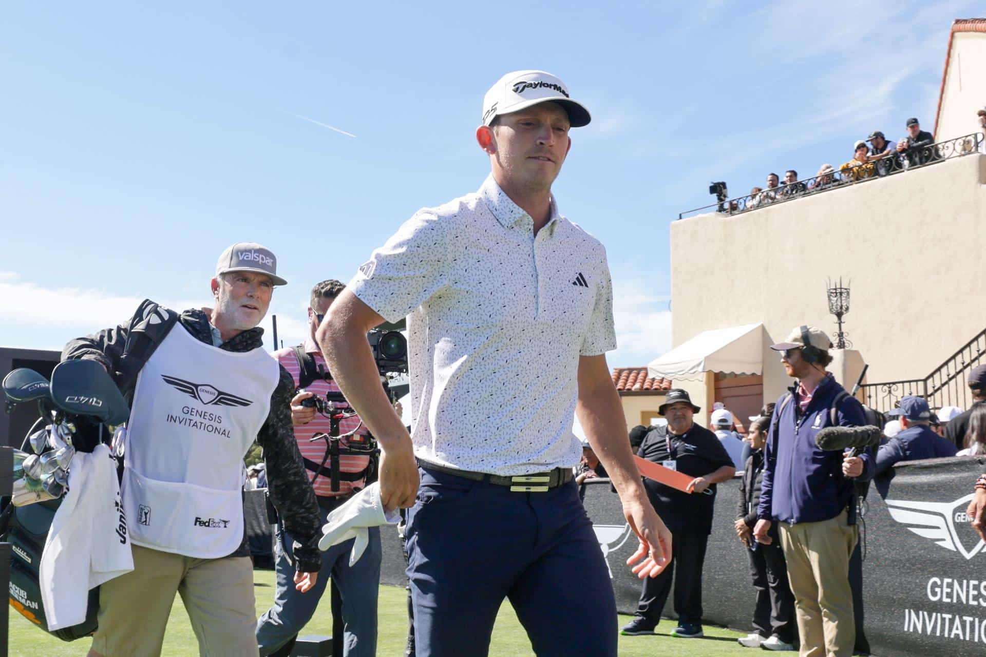 El estadounidense Jacob Bridgeman camina hacia su bola en el fairway del hoyo uno durante la tercera ronda del Invitational Genesis 2026 en el Riviera Country Club en Los Ángeles, California (EE.UU.). EFE/CHRIS TORRES