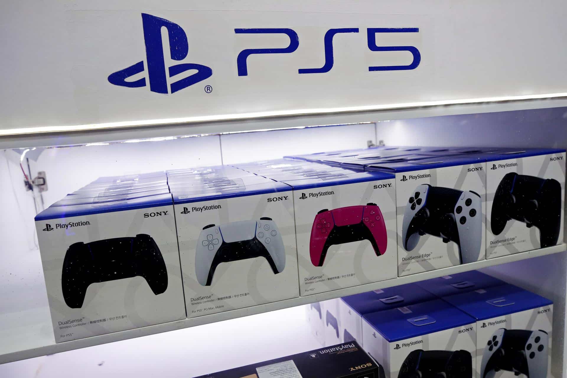 Archivo - Bangkok (Tailandia), 17/10/2025.- Un mando DualSense, parte de una consola de videojuegos Sony PlayStation 5, en la feria Gamescom Asia X Thailand Game Show 2025. EFE/EPA/RUNGROJ YONGRIT