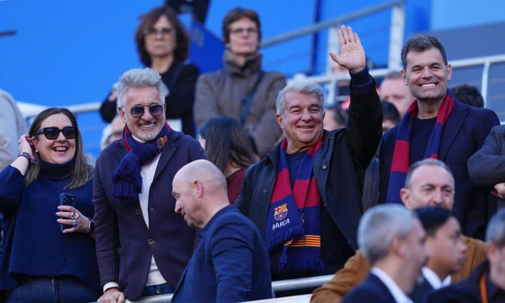 Joan Laporta (c), candidato a la reelección como presidente del Barcelona, saluda a los aficionados desde la grada del Spotify Camp Nou, el domingo durante el partido ante el Levante. EFE/ Alberto Estévez