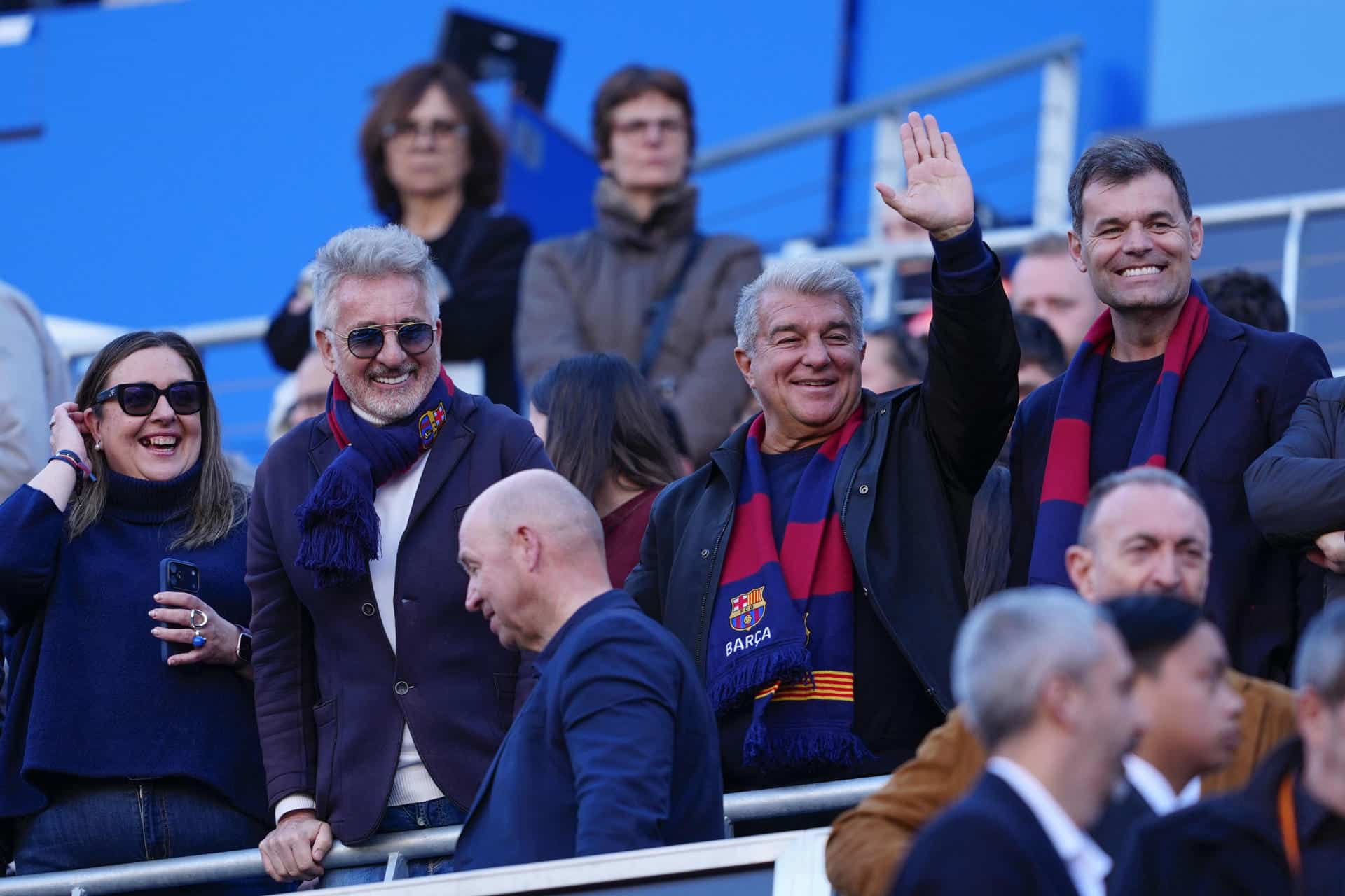 Joan Laporta (c), candidato a la reelección como presidente del Barcelona, saluda a los aficionados desde la grada del Spotify Camp Nou, el domingo durante el partido ante el Levante. EFE/ Alberto Estévez