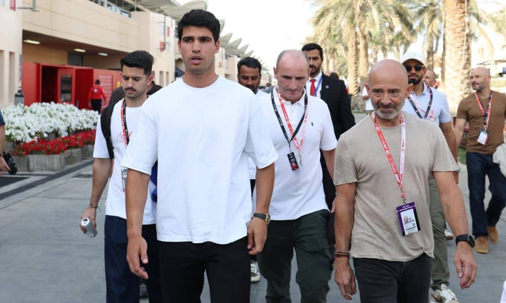 El tenista español Carlos Alcaraz (C) recorre durante las pruebas previas a la temporada de Fórmula 1 el Circuito Internacional de Baréin en Sakhir.EFE/EPA/ALI HAIDER