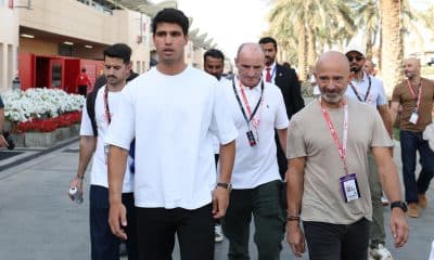 El tenista español Carlos Alcaraz (C) recorre durante las pruebas previas a la temporada de Fórmula 1 el Circuito Internacional de Baréin en Sakhir.EFE/EPA/ALI HAIDER
