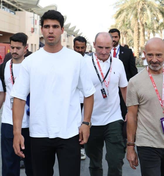 El tenista español Carlos Alcaraz (C) recorre durante las pruebas previas a la temporada de Fórmula 1 el Circuito Internacional de Baréin en Sakhir.EFE/EPA/ALI HAIDER