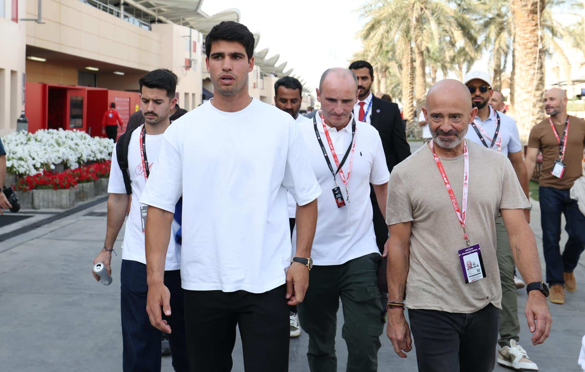 El tenista español Carlos Alcaraz (C) recorre durante las pruebas previas a la temporada de Fórmula 1 el Circuito Internacional de Baréin en Sakhir.EFE/EPA/ALI HAIDER