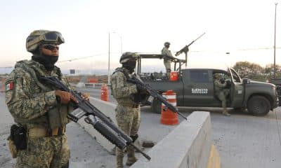 Integrantes del ejército de México custodian las inmediaciones del Aeropuerto Internacional de Guadalajara este martes, en Tlajomulco de Zúñiga, a 28 kilómetros aproximadamente de Guadalajara (México). EFE/ Francisco Guasco