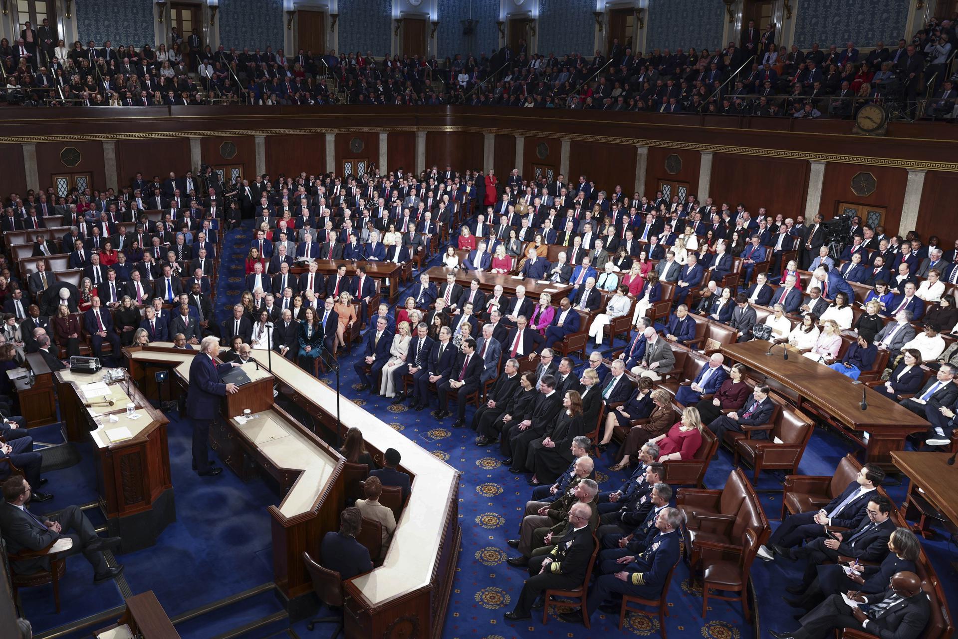 El presidente de Estados Unidos, Donald Trump, junto al vicepresidente JD Vance y el presidente de la Cámara de Representantes, Mike Johnson, durante el discurso sobre el Estado de la Unión ante una sesión conjunta del Congreso en la cámara de la Cámara de Representantes del Capitolio de los Estados Unidos en Washington. EFE/EPA/JIM LO SCALZO