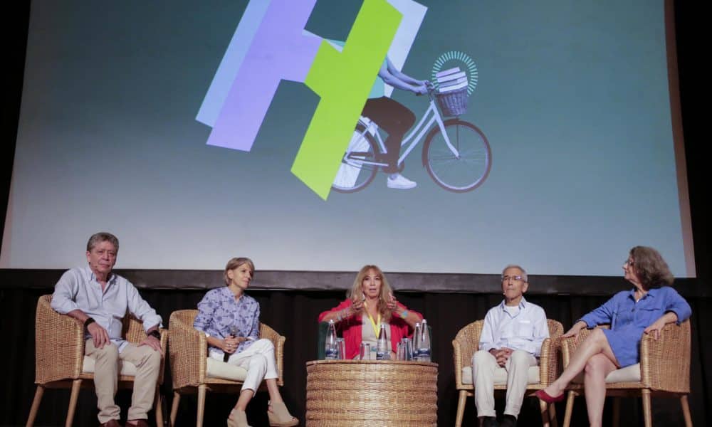 El presidente de la Asociación Nacional de Industriales (ANDI), Bruce Mac Master (i); la economista, Marcela Meléndez (2-i); la periodista, María Jimena Duzán (c), el sacerdote Jesuita, Francisco de Roux (2-d) y la magistrada de la Jurisdicción Especial para la Paz (JEP), Julieta Lemaitre, participan en una charla este domingo, en Cartagena (Colombia). EFE/ Ricardo Maldonado Rozo