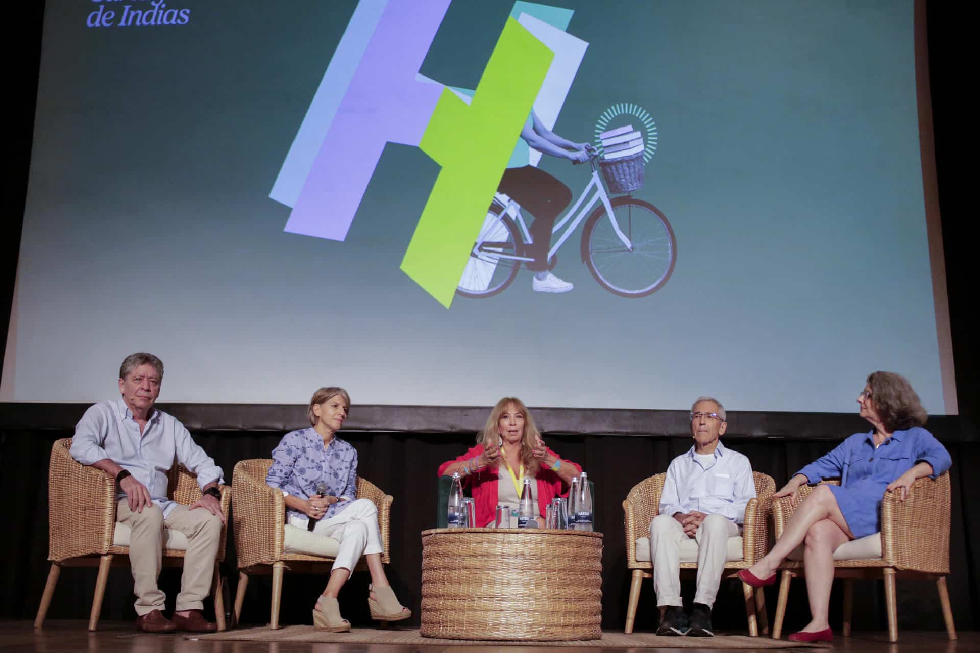 El presidente de la Asociación Nacional de Industriales (ANDI), Bruce Mac Master (i); la economista, Marcela Meléndez (2-i); la periodista, María Jimena Duzán (c), el sacerdote Jesuita, Francisco de Roux (2-d) y la magistrada de la Jurisdicción Especial para la Paz (JEP), Julieta Lemaitre, participan en una charla este domingo, en Cartagena (Colombia). EFE/ Ricardo Maldonado Rozo