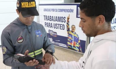 Fotografía cedida por el Ministerio de Interior, Justicia y Paz donde se observa a un funcionario de migración tomando datos a una persona este lunes, en el Aeropuerto Internacional Simón Bolívar en Maiquetia (Venezuela). EFE/ Ministerio de Interior, Justicia y Paz