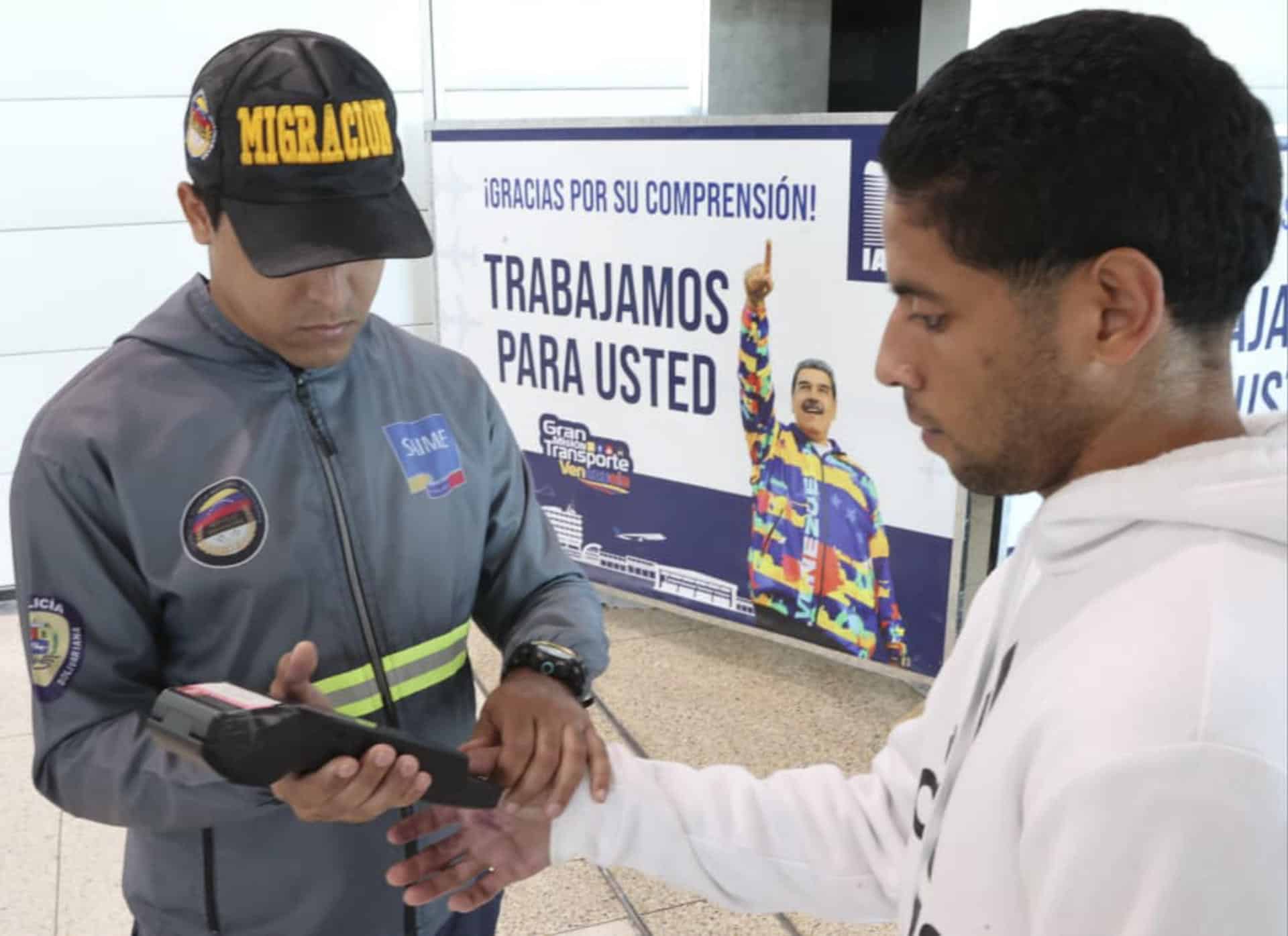 Fotografía cedida por el Ministerio de Interior, Justicia y Paz donde se observa a un funcionario de migración tomando datos a una persona este lunes, en el Aeropuerto Internacional Simón Bolívar en Maiquetia (Venezuela). EFE/ Ministerio de Interior, Justicia y Paz