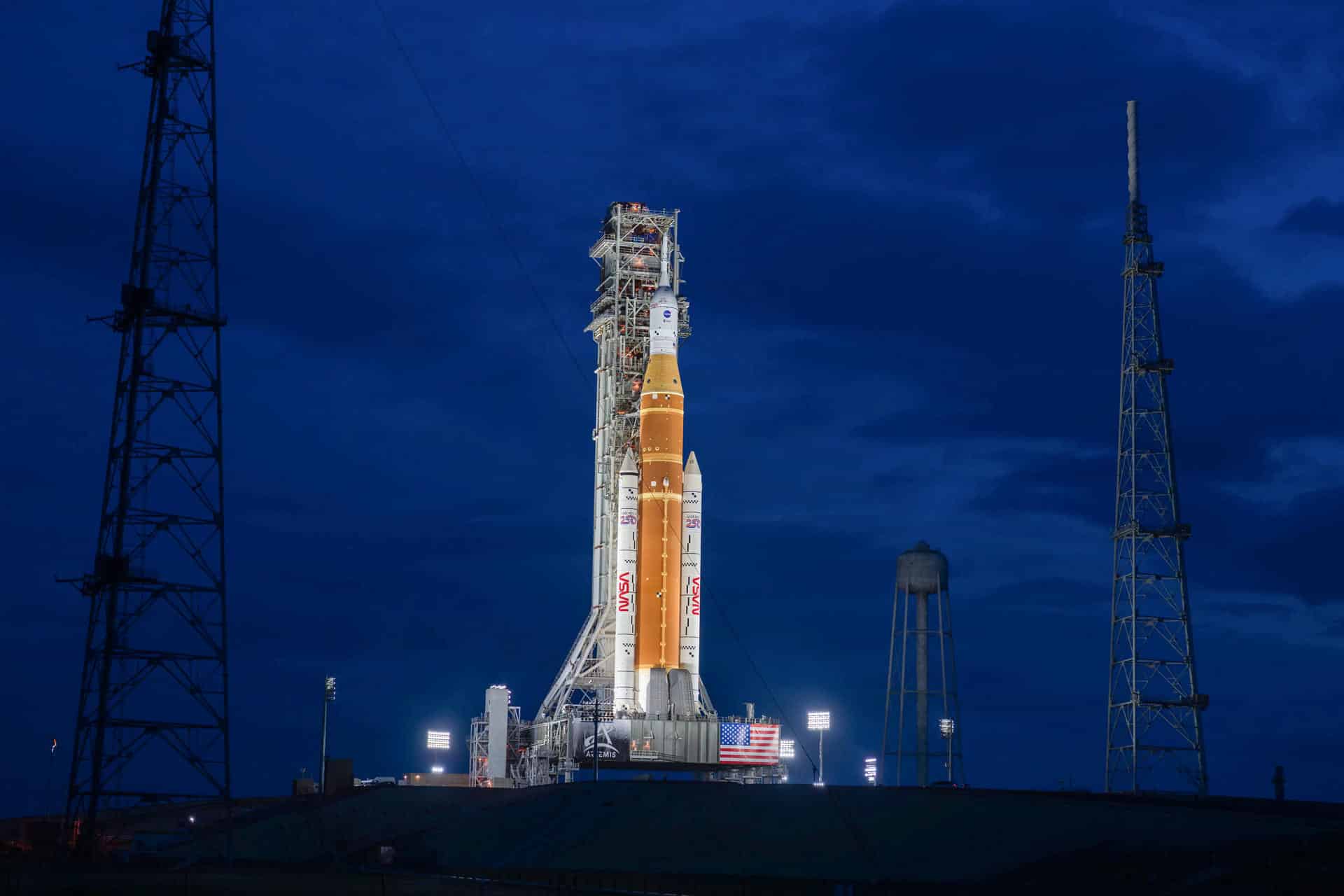 Fotografía del 18 de enero de 2026 cedida por la NASA que muestra el cohete Artemis II SLS (Sistema de Lanzamiento Espacial) con la nave espacial Orion instalados e iluminados en el Complejo de Lanzamiento 39B del Centro Espacial Kennedy de la NASA en Florida (EE.UU.). EFE/ Brandon Hancock/ NASA