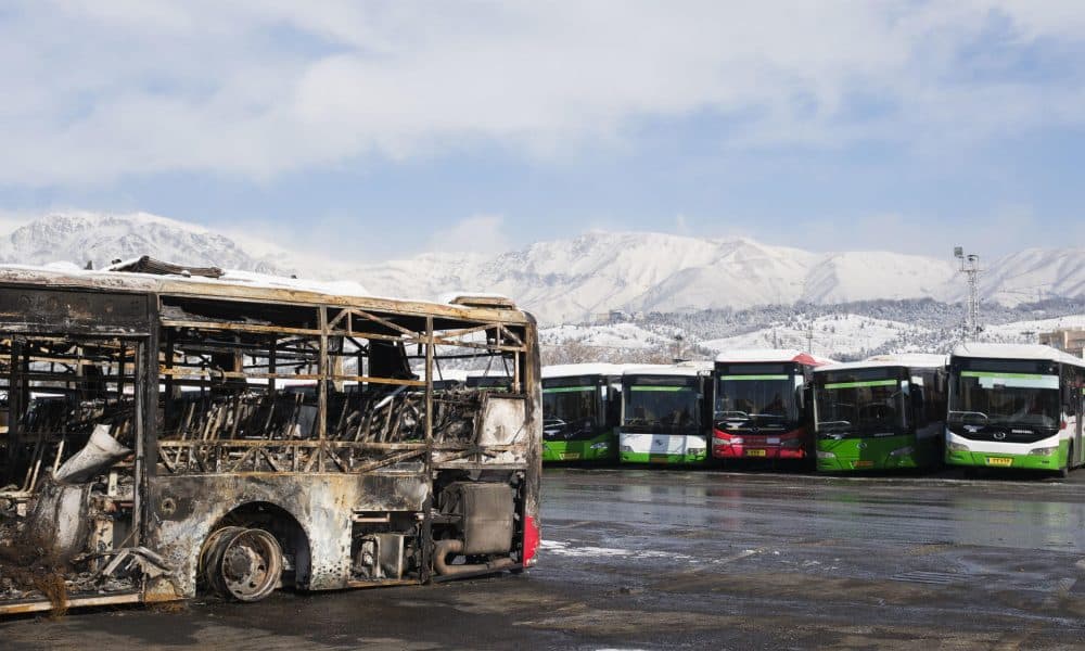 FOTO ARCHIVO. Un autobús calcinado en las protestas que han sacudido el país en la Terminal de Autobuses de Hasan Bana en el barrio de Lavizan, en el noreste de Teherán. Irán mostró este miércoles los destrozos que sufrieron mezquitas de Teherán, uno de los símbolos de la República Islámica, en las protestas de las que acusa a Estados Unidos e Israel y en las que han muerto miles de personas, según grupos de derechos humanos, en la represión policial. EFE/Jaime León