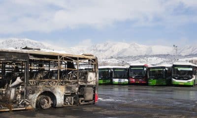 FOTO ARCHIVO. Un autobús calcinado en las protestas que han sacudido el país en la Terminal de Autobuses de Hasan Bana en el barrio de Lavizan, en el noreste de Teherán. Irán mostró este miércoles los destrozos que sufrieron mezquitas de Teherán, uno de los símbolos de la República Islámica, en las protestas de las que acusa a Estados Unidos e Israel y en las que han muerto miles de personas, según grupos de derechos humanos, en la represión policial. EFE/Jaime León