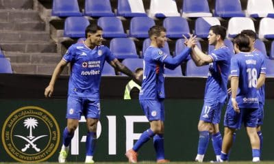 Jugadores de Cruz Azul celebran un gol este jueves, en un partido de la Copa de Campeones Concacaf entre Cruz Azul y Vancouver, en el estadio Cuauhtémoc en Puebla (México). EFE/ Hilda Ríos