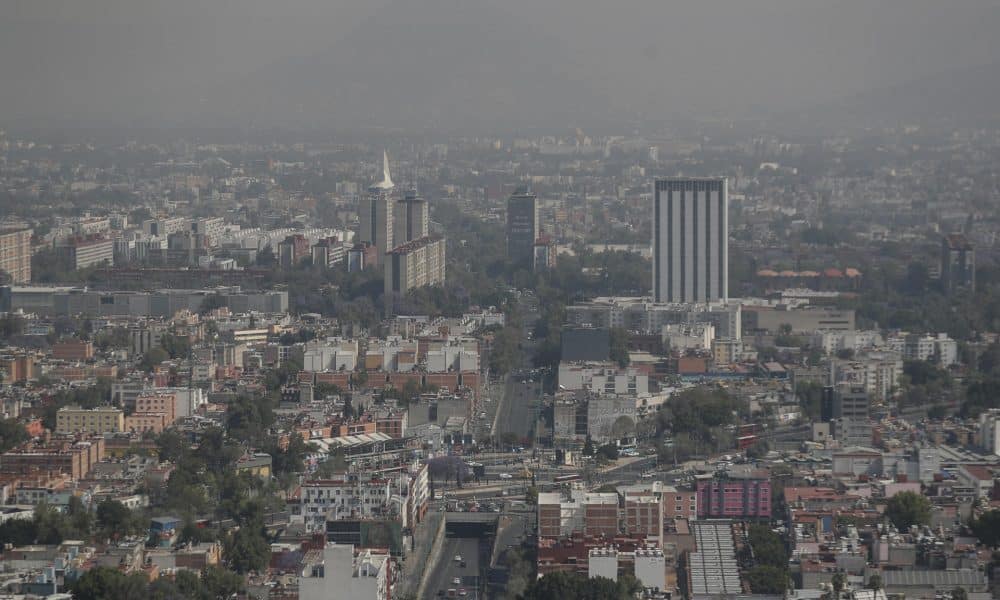 Fotografía del 19 de marzo de 2025, de una capa de contaminación sobre la Ciudad de México (México). EFE/ Isaac Esquivel/ARCHIVO