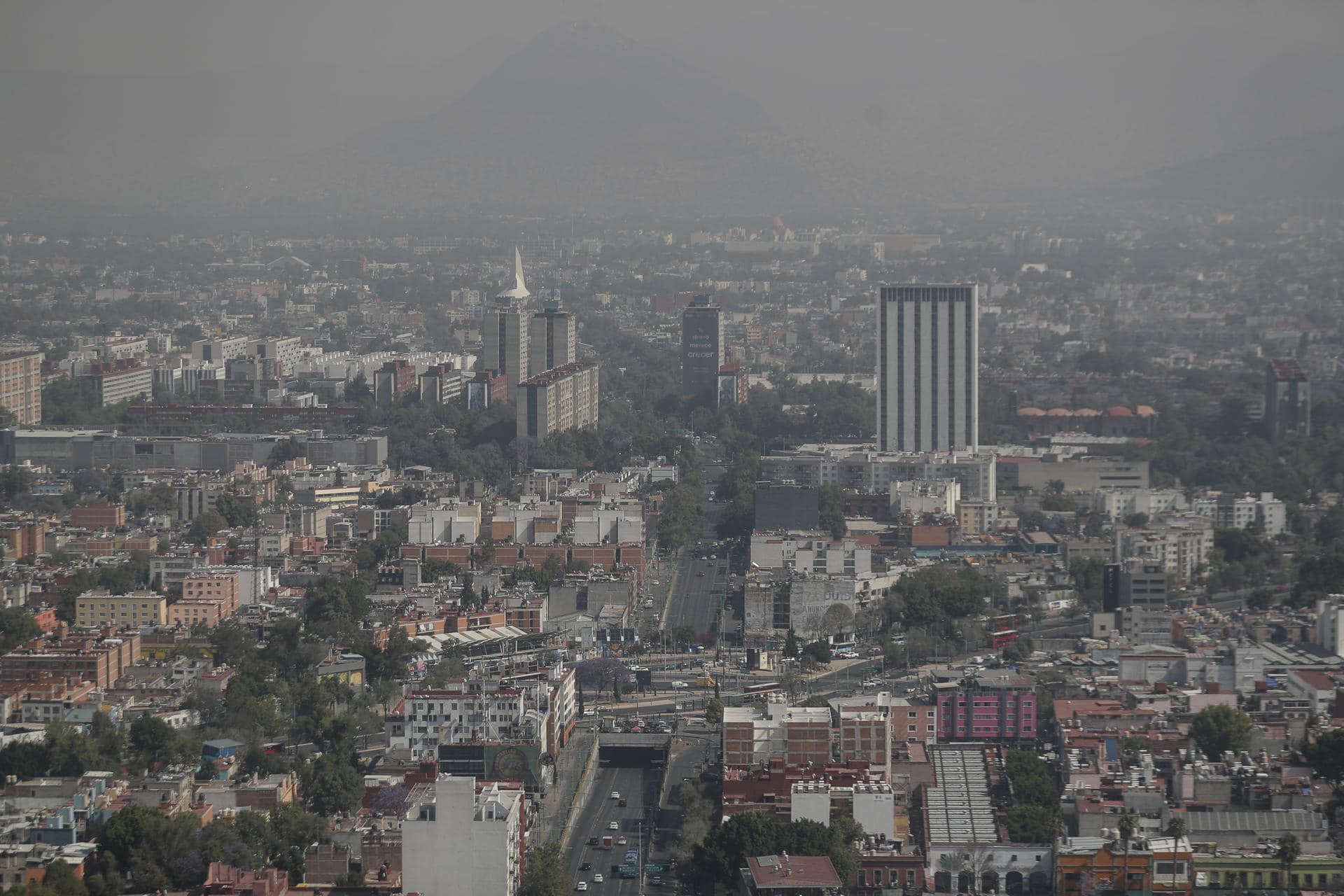 Fotografía del 19 de marzo de 2025, de una capa de contaminación sobre la Ciudad de México (México). EFE/ Isaac Esquivel/ARCHIVO