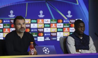 El entrenador del Brujas, el croata Ivan Leko y el defensa ecuatoriano Joel Ordóñez durante la rueda de prensa en la víspera del partido de vuelta de la eliminatoria de acceso a octavos de final de la Liga de Campeones ante el Atlético de Madrid, este lunes en el Estadio Metropolitano. EFE/ Juanjo Martín