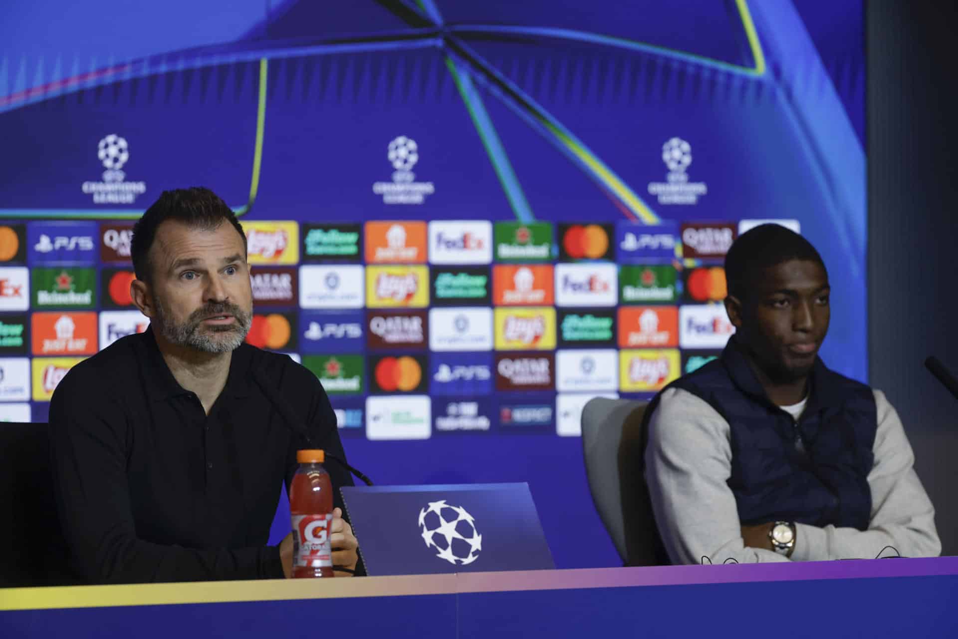 El entrenador del Brujas, el croata Ivan Leko y el defensa ecuatoriano Joel Ordóñez durante la rueda de prensa en la víspera del partido de vuelta de la eliminatoria de acceso a octavos de final de la Liga de Campeones ante el Atlético de Madrid, este lunes en el Estadio Metropolitano. EFE/ Juanjo Martín