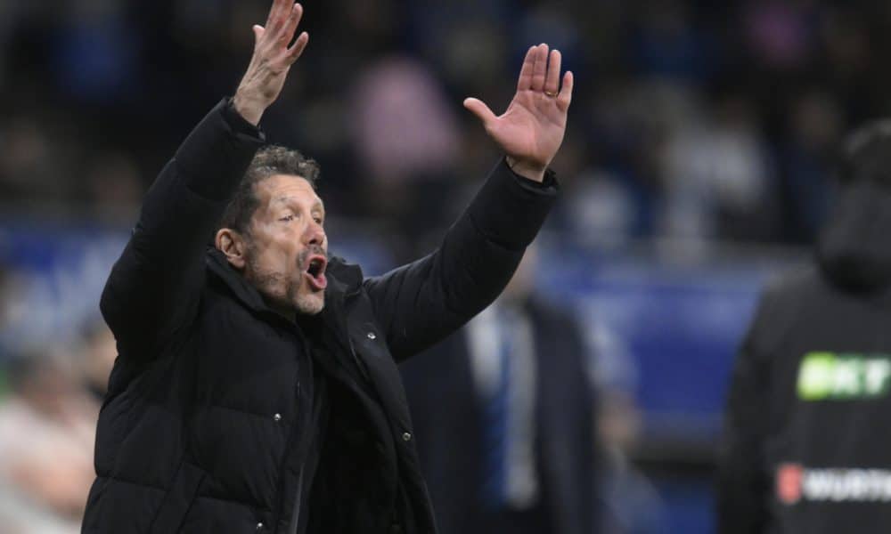 El entrenador del Atlético de Madrid, Diego Simeone, durante el partido de LaLiga de fútbol que Real Oviedo y Atlético de Madrid disputaron en el estadio Carlos Tartiere. EFE/Eloy Alonso