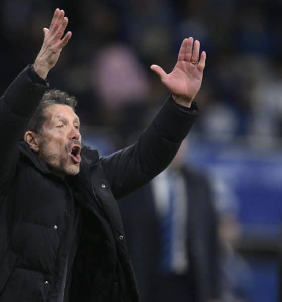 El entrenador del Atlético de Madrid, Diego Simeone, durante el partido de LaLiga de fútbol que Real Oviedo y Atlético de Madrid disputaron en el estadio Carlos Tartiere. EFE/Eloy Alonso