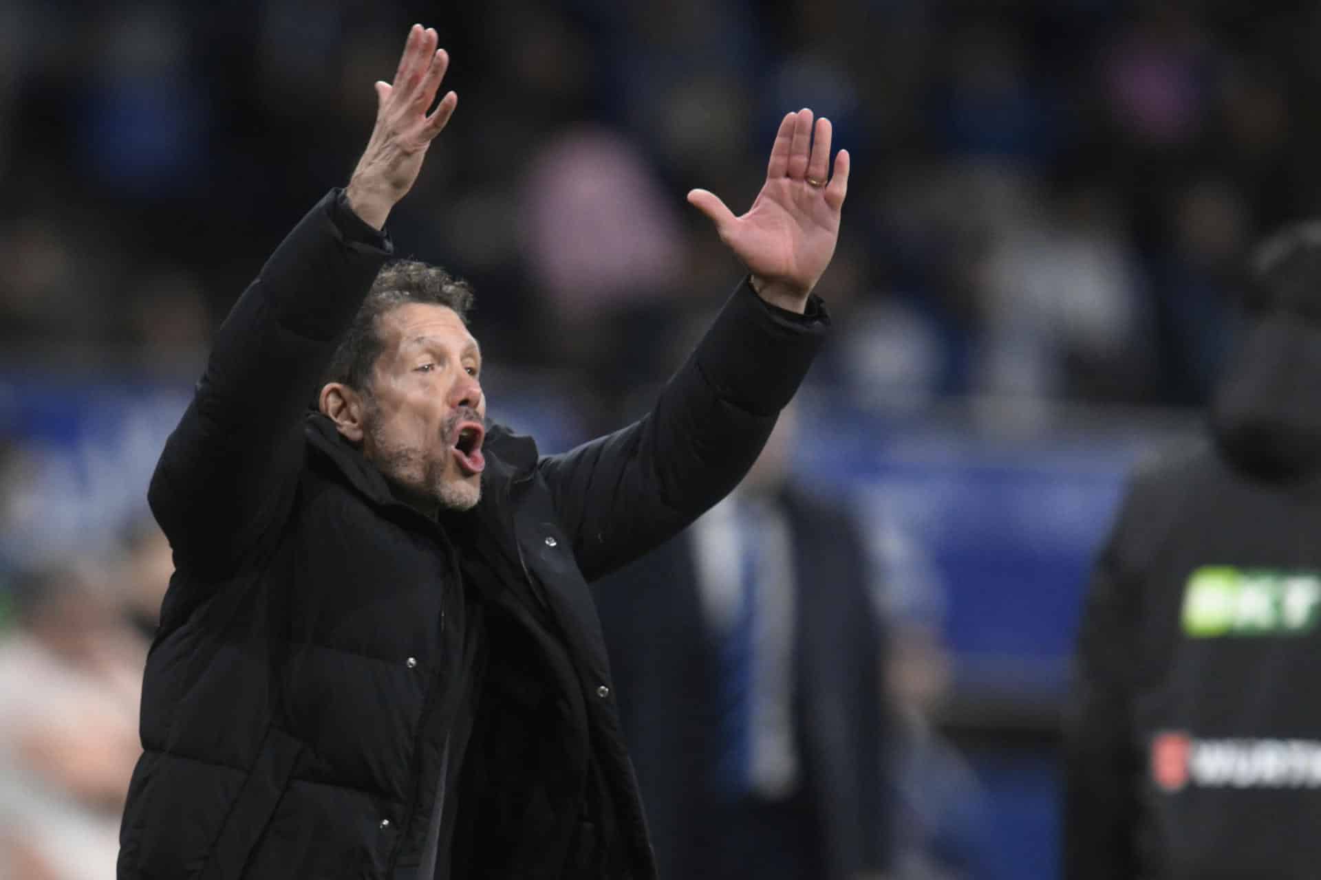 El entrenador del Atlético de Madrid, Diego Simeone, durante el partido de LaLiga de fútbol que Real Oviedo y Atlético de Madrid disputaron en el estadio Carlos Tartiere. EFE/Eloy Alonso