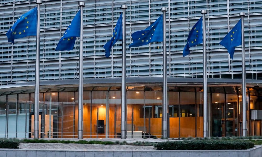 FOTO ARCHIVO. Banderas de la Unión Europea ondean frente a la sede de Comisión Europea en Bruselas, Bélgica. EFE/EPA/STEPHANIE LECOCQ