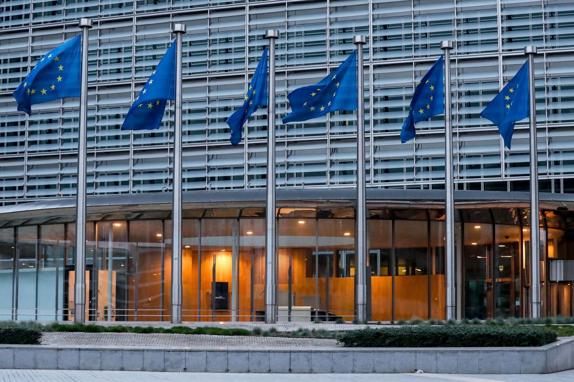 FOTO ARCHIVO. Banderas de la Unión Europea ondean frente a la sede de Comisión Europea en Bruselas, Bélgica. EFE/EPA/STEPHANIE LECOCQ