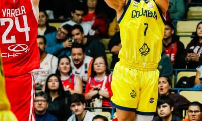 Romario Roque (d), de Colombia, lanza ante la marca del chileno Ignacio Varela en un partido clasificatorio al Mundial de la FIBA Catar 2027 en Valdivia (Chile). EFE/Carlos Barahona