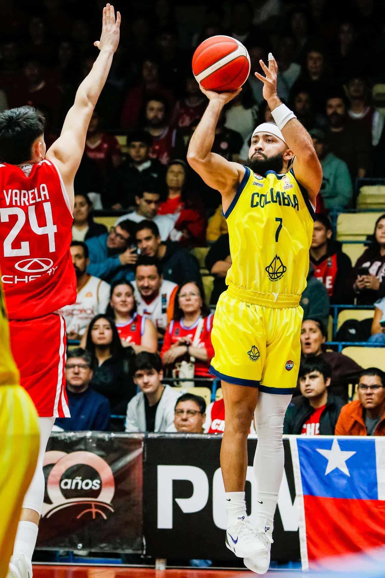 Romario Roque (d), de Colombia, lanza ante la marca del chileno Ignacio Varela en un partido clasificatorio al Mundial de la FIBA Catar 2027 en Valdivia (Chile). EFE/Carlos Barahona