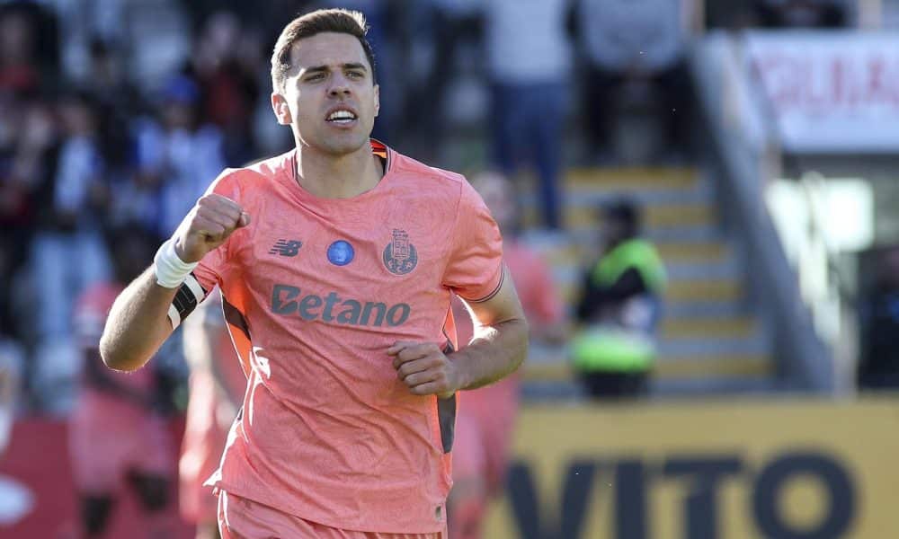 El jugador del FC Porto Jan Bednarek celebra el gol de la victoria ante Nacional durante el partido de la Liga Nos jugado en el Madeira stadium de Funchal, en la islade Madeira, Portugal. EFE/EPA/HOMEM DE GOUVEIA