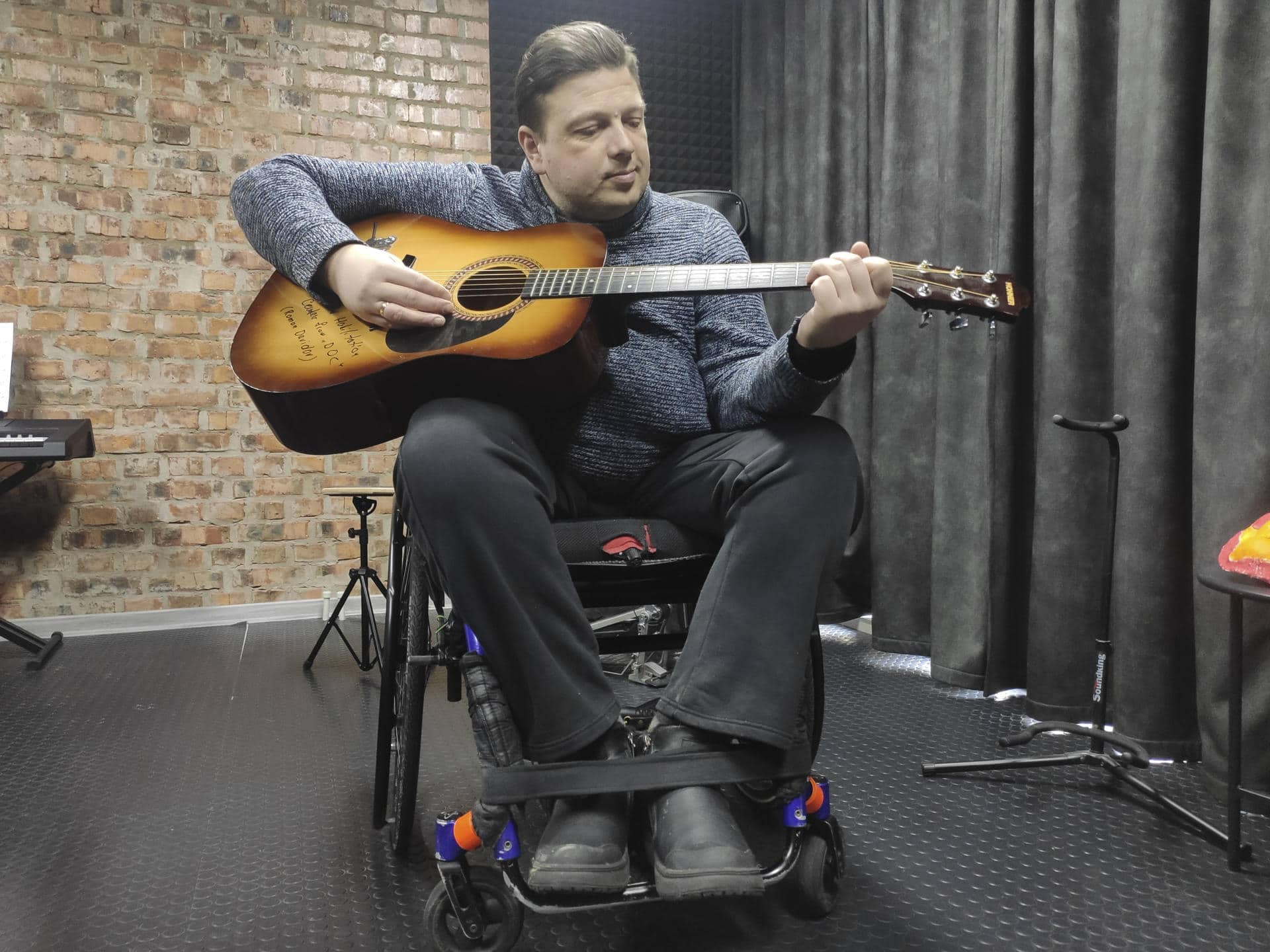 Mientras el Ejército de Ucrania continúa defendiendo el país frente a la invasión rusa cuatro años después de su comienzo, la sociedad se está adaptando para apoyar al creciente número de veteranos y soldados heridos que intentan regresar a la vida civil. "La clave es aceptar que nada volverá a ser igual", afirma Serguí Titarenko, de 41 años, sonriendo desde su silla de ruedas en una entrevista con EFE. EFE/ Rostyslav Averchuk