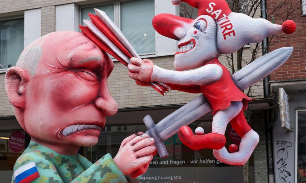 Una carroza de carnaval construida por el diseñador de carrozas Jacques Tilly, titulada Putins Narrenfreiheit y que representa al presidente ruso Vladimir Putin, está lista para el inicio del desfile anual de Carnaval del Lunes de las Rosas (Rosenmontag) en Düsseldorf, Alemania, el 16 de febrero de 2026. El desfile del Lunes de las Rosas, que recorre una ruta de 5 km por el centro de la ciudad, transforma la ciudad en un vibrante mar de color y celebración bajo el lema: "¡Seguimos siendo coloridos, pase lo que pase!". . (Alemania) EFE/EPA/Christopher Neundorf