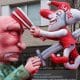 Una carroza de carnaval construida por el diseñador de carrozas Jacques Tilly, titulada Putins Narrenfreiheit y que representa al presidente ruso Vladimir Putin, está lista para el inicio del desfile anual de Carnaval del Lunes de las Rosas (Rosenmontag) en Düsseldorf, Alemania, el 16 de febrero de 2026. El desfile del Lunes de las Rosas, que recorre una ruta de 5 km por el centro de la ciudad, transforma la ciudad en un vibrante mar de color y celebración bajo el lema: "¡Seguimos siendo coloridos, pase lo que pase!". . (Alemania) EFE/EPA/Christopher Neundorf