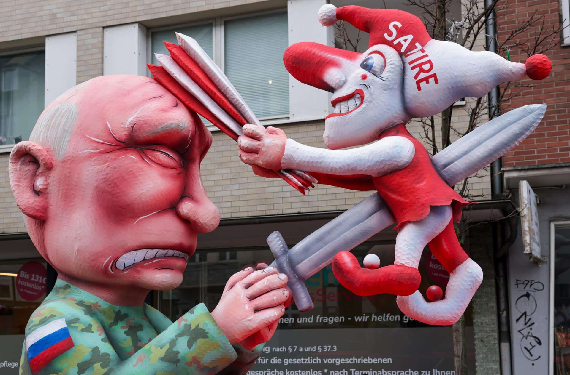 Una carroza de carnaval construida por el diseñador de carrozas Jacques Tilly, titulada Putins Narrenfreiheit y que representa al presidente ruso Vladimir Putin, está lista para el inicio del desfile anual de Carnaval del Lunes de las Rosas (Rosenmontag) en Düsseldorf, Alemania, el 16 de febrero de 2026. El desfile del Lunes de las Rosas, que recorre una ruta de 5 km por el centro de la ciudad, transforma la ciudad en un vibrante mar de color y celebración bajo el lema: "¡Seguimos siendo coloridos, pase lo que pase!". . (Alemania) EFE/EPA/Christopher Neundorf